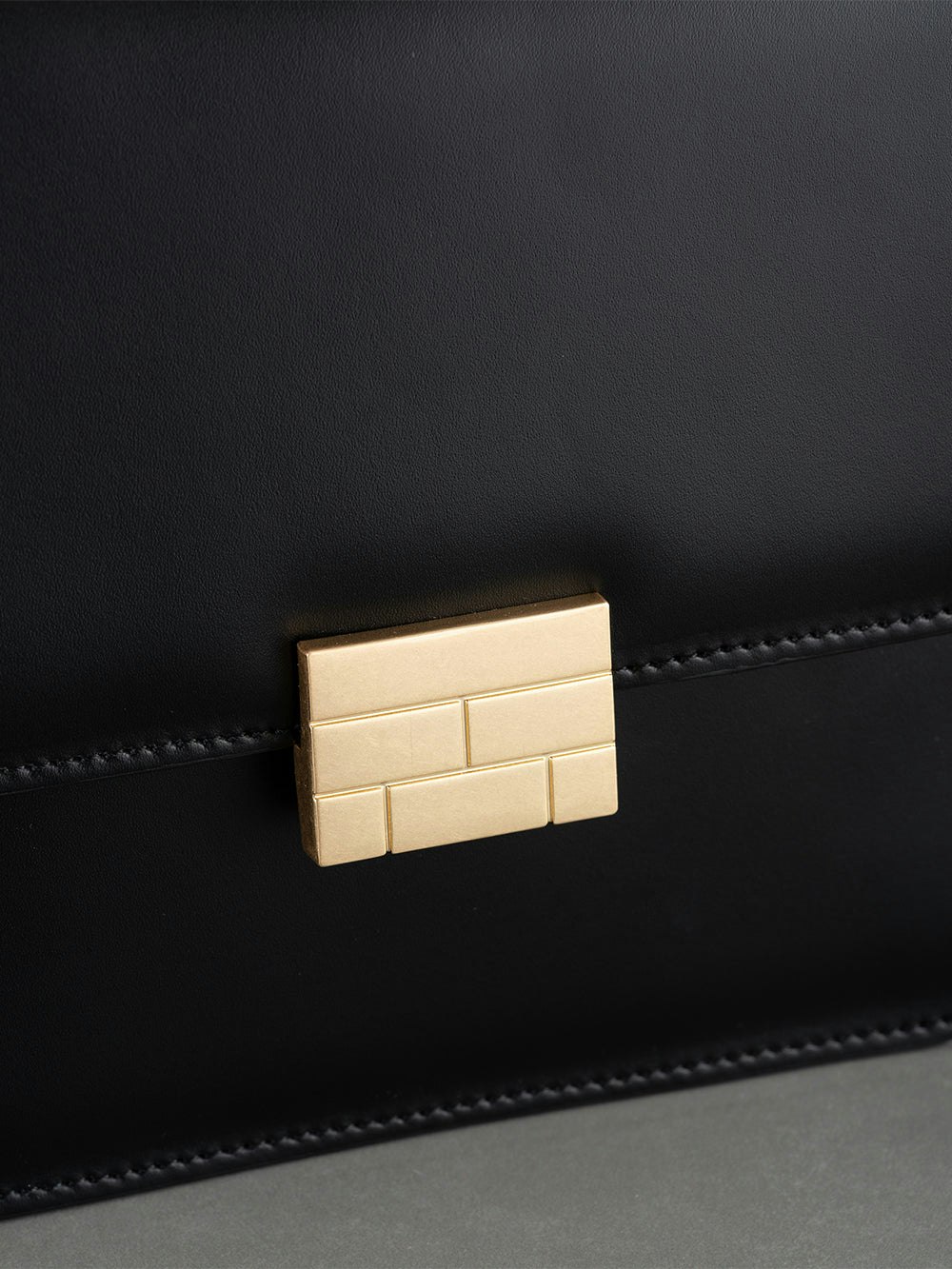 handbag detail view alt:size alt:fit1